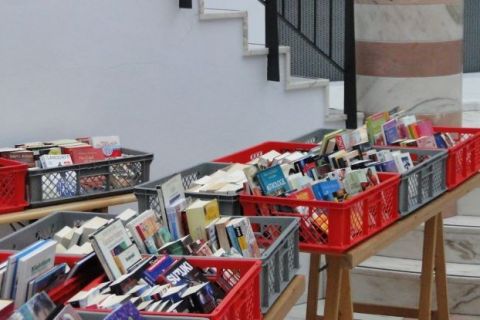 Tische mit Bücherflohmarkt-Kisten